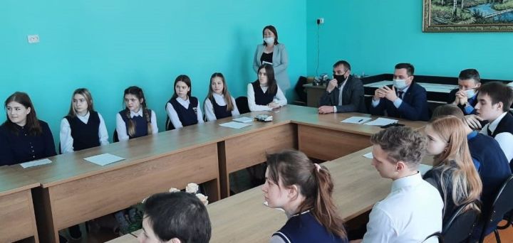 В Верхнеуслонской школе прошел Парламентский урок на тему «Татарстан – наш общий дом»