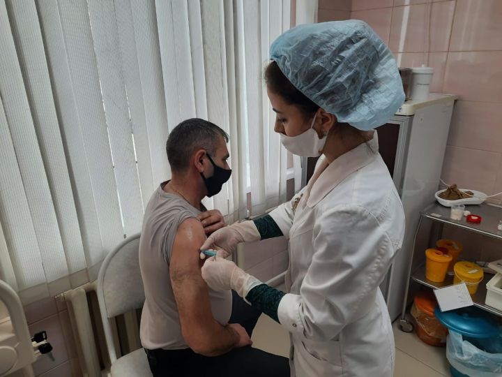 Журналисты "Волжской нови" получили вторую фазу вакцины от коронавируса