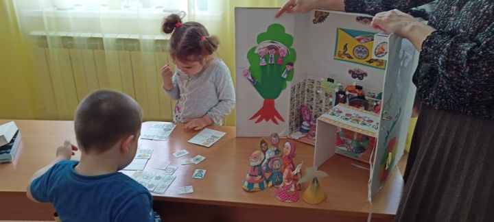 Шеланговские ребятишки познакомились с лэпбуком по изучению татарского языка
