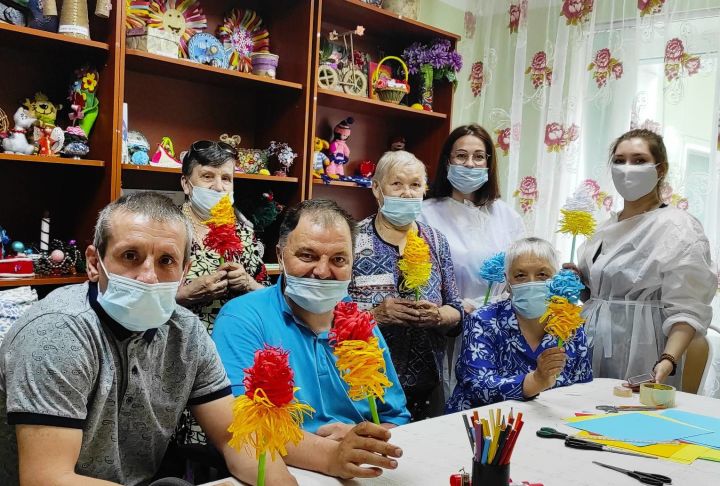 Подопечные Дома – интерната участвовали в мастер-классе по изготовлению цветов
