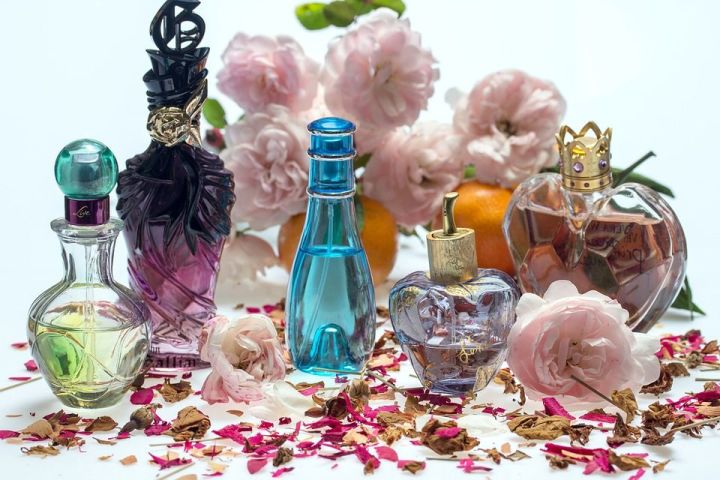 Духи: настоящие или подделка? Что нужно знать при покупке парфюмерно-косметической продукции?