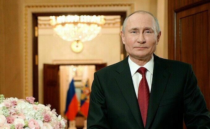 Президент России Владимир Путин поздравил Президента Республики Татарстан Рустама Минниханова с Днем России