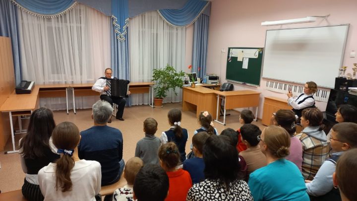 В Верхнеуслонской Детской школе искусств прошел сольный концерт Виктора Киреева