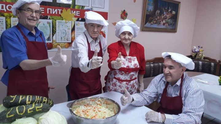 В Доме-интернате для престарелых и инвалидов провели мастер-класс по квашению капусты