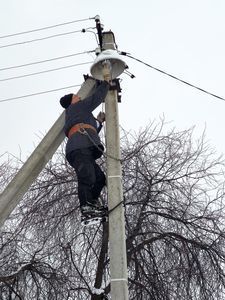 Электрики оперативно устранили неисправности уличного освещения в Нижнем Озере