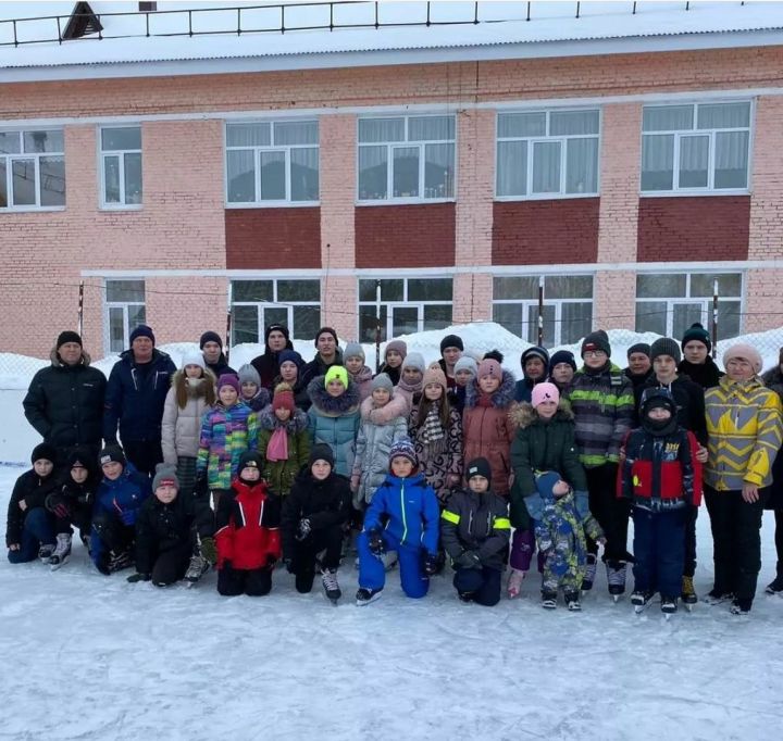 День здоровья у макуловских школьников завершился дискотекой на льду