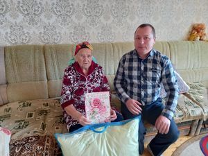 Глава Октябрьского поселения поздравил с юбилеем жительницу Янги Болгар