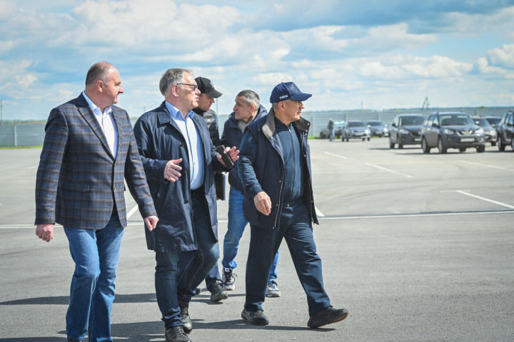 Минниханов в Лаишевском районе провел совещание по строительству автодороги М12