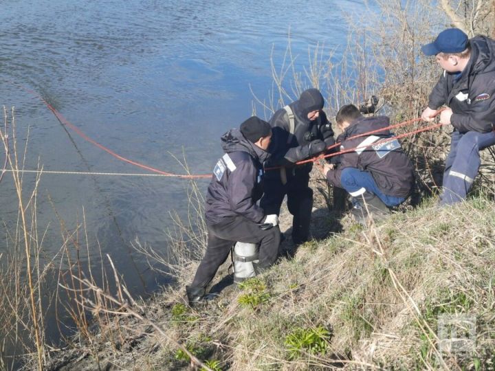 Пьяный мужчина решил переплыть реку и утонул, его тело ищут спасатели