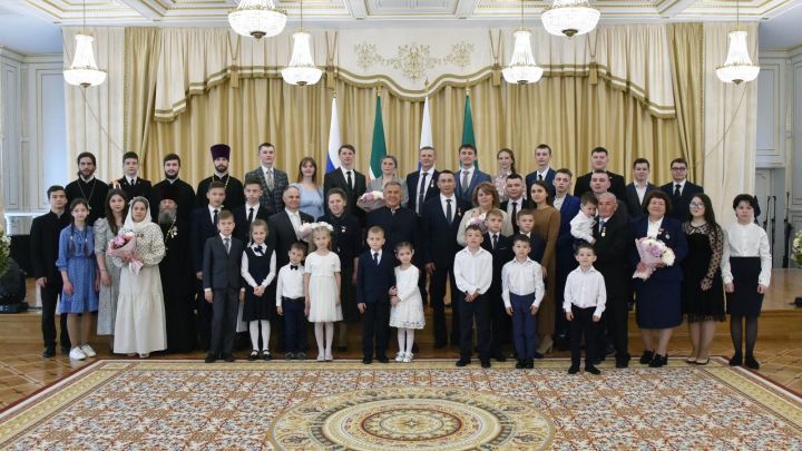 Минниханов вручил медали «Родительская доблесть» родителям многодетных семей Татарстана