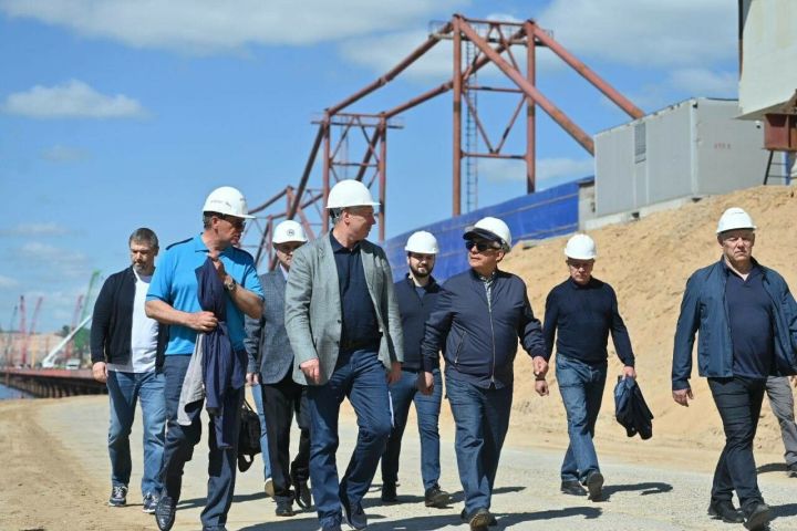 Рустам Минниханов и Марат Хуснуллин ознакомились с ходом строительства моста через Волгу