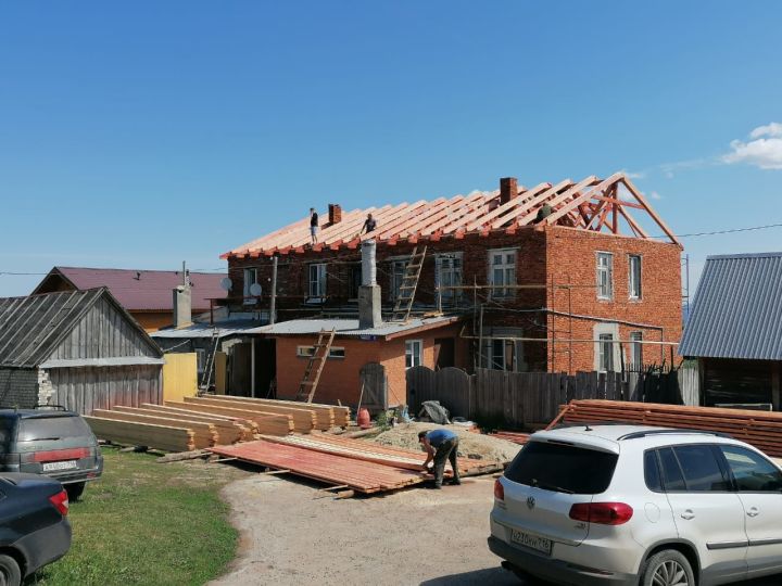 В Ключищах приступили к замене крыши многоквартирного дома