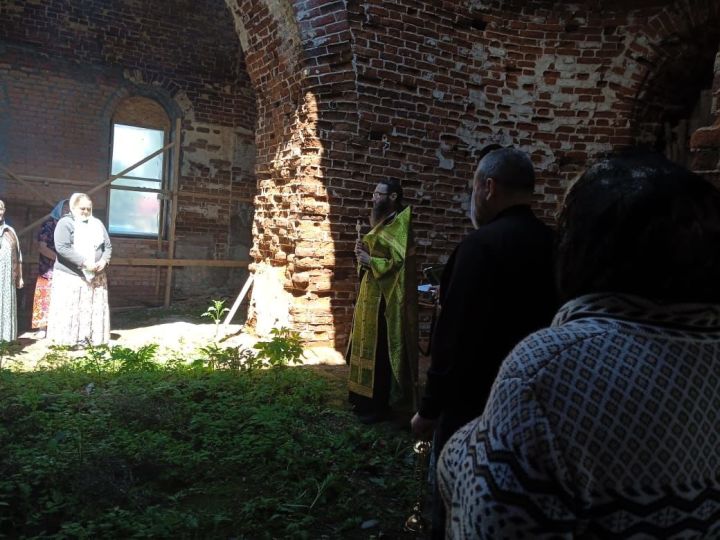 Жители Кильдеева собрались в старой церкви на панихиду