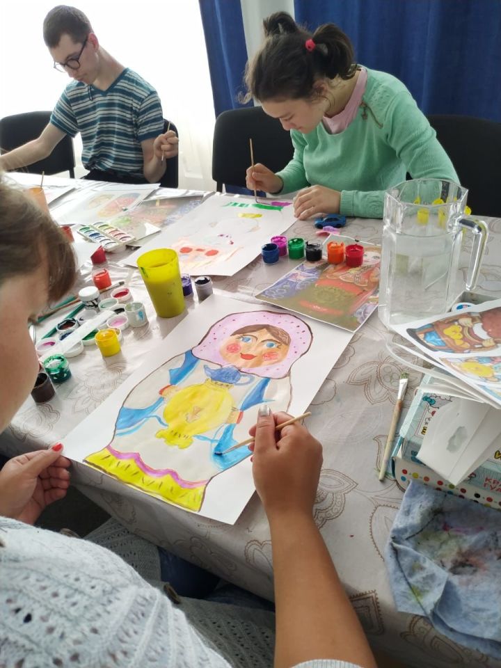 Участники клуба «Разноцветный мир» нарисовали один из символов русского народного искусства