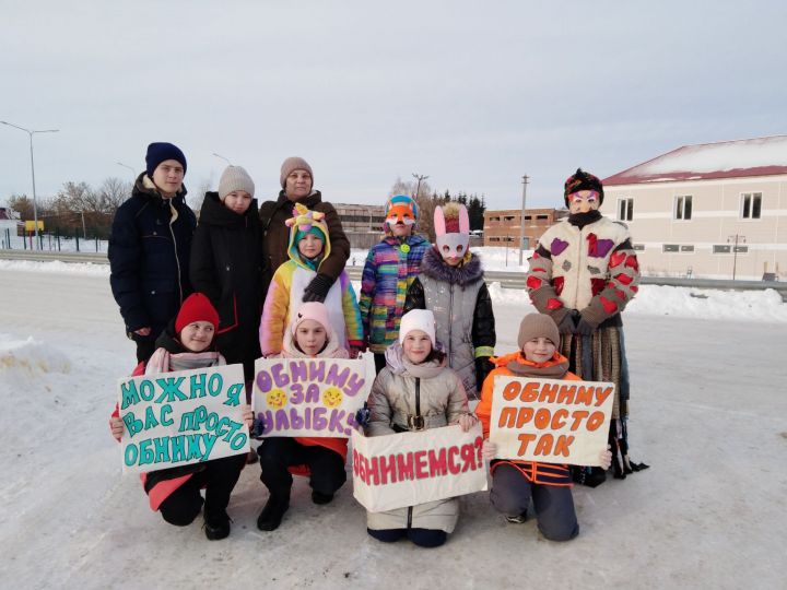 В Макулове провели уличную акцию #Дарю объятия