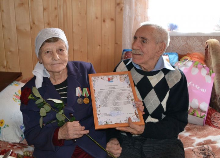 Супругов Ямаловых из д.Восточная Звезда поздравили с 50-летием совместной жизни