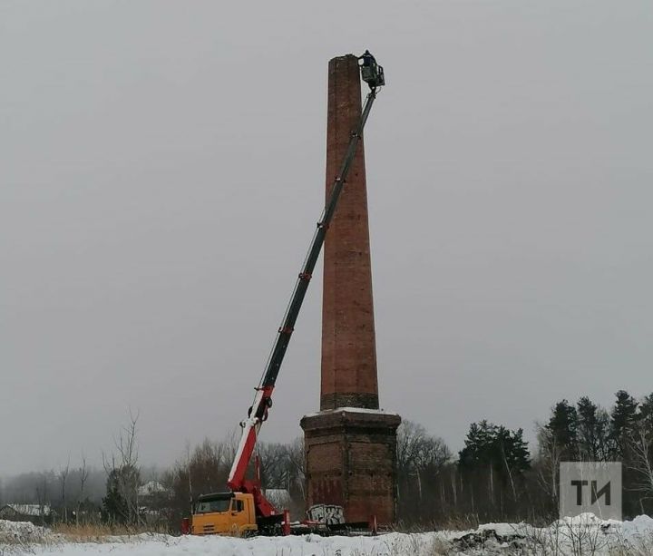 В Ключищах пресекли попытку разобрать старинную трубу кирпичного завода