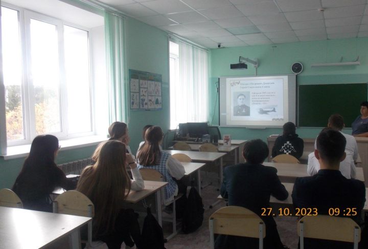 Верхнеуслонским гимназистам рассказали о подвиге Девятаева