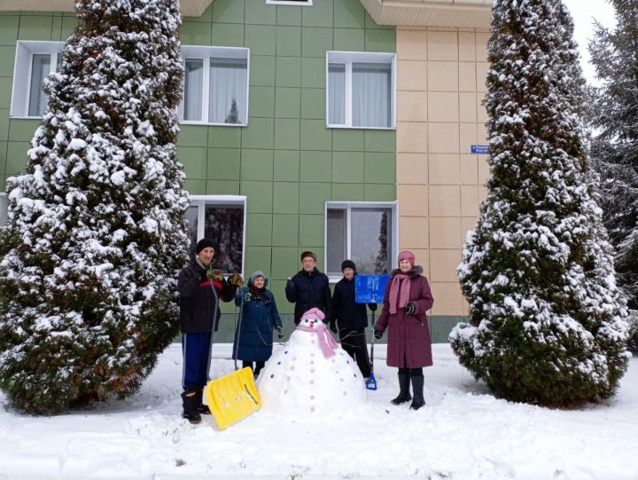 В Верхнеуслонском Доме-интернате появились фигуры из снега