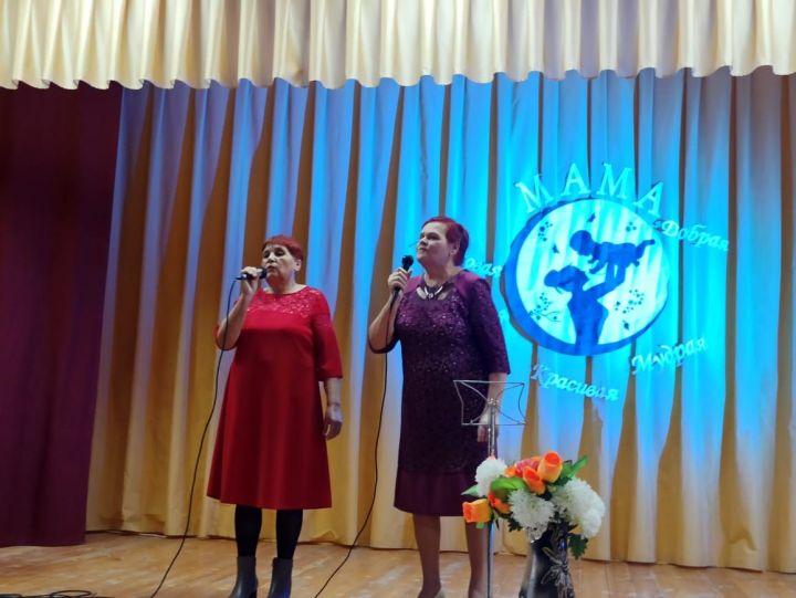 В Майдане мам поздравили песнями и стихами