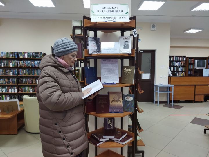 В Верхнеуслонской библиотеке открыли выставку к юбилею Фаниса Яруллина