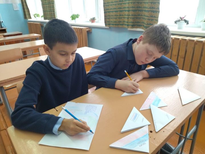 Школьники из пос.Октябрьский написали письма солдатам
