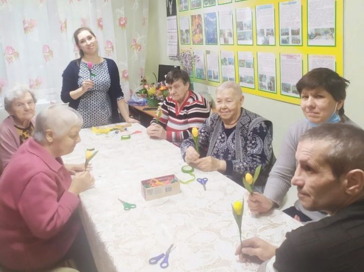 Подопечные Дома-интерната для престарелых и инвалидов мастерили тюльпаны с сюрпризом