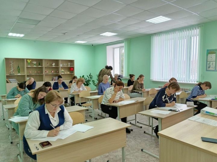 Родители верхнеуслонских выпускников сдали ЕГЭ по русскому языку