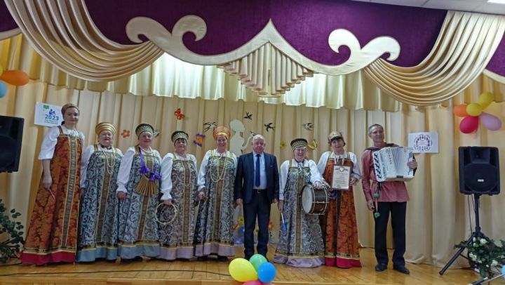 В Кильдееве глава сельского поселения поздравил односельчанок с наступающим 8 марта