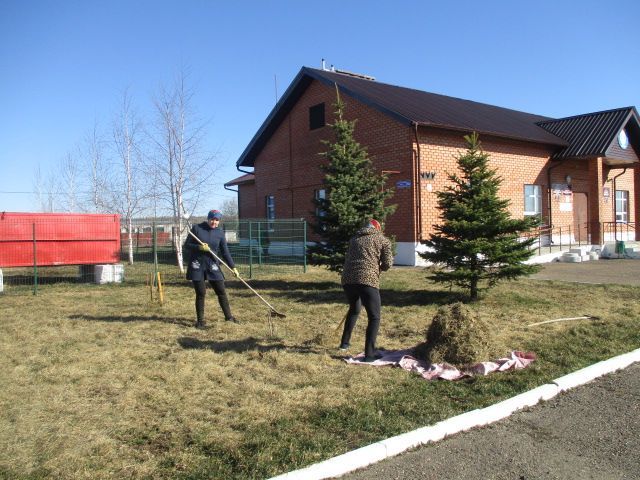 Культработники в Кильдееве дружно вышли на субботник