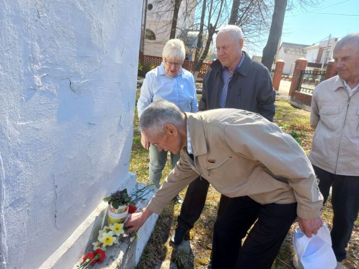 Ветераны посетили памятник Владимиру Ленину в Верхнем Услоне