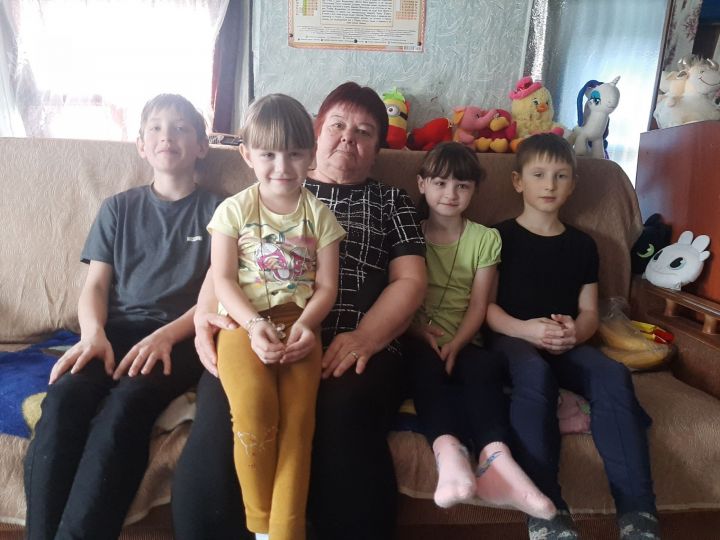 Районные журналисты посетили семью Ваняшиных из Лесных Моркваш и передали деньги и вещи от земляков