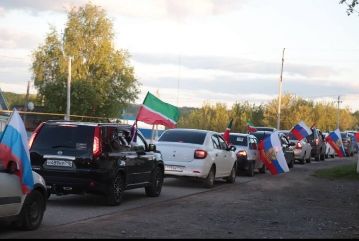 В Набережных Морквашах в честь Дня Победы состоялся автопробег