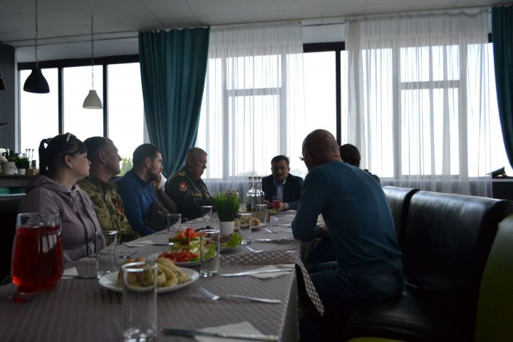 Марат Зиатдинов в очередной раз собрал на встречу военнослужащих, прибывших в отпуск