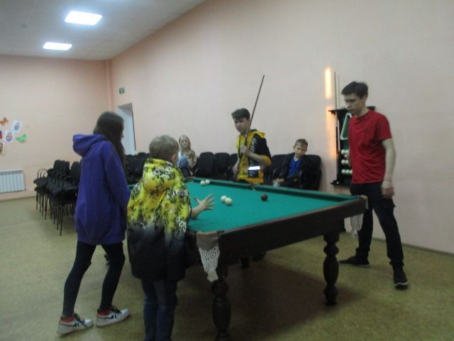 В Кильдееве подростки соревновались в игре бильярд