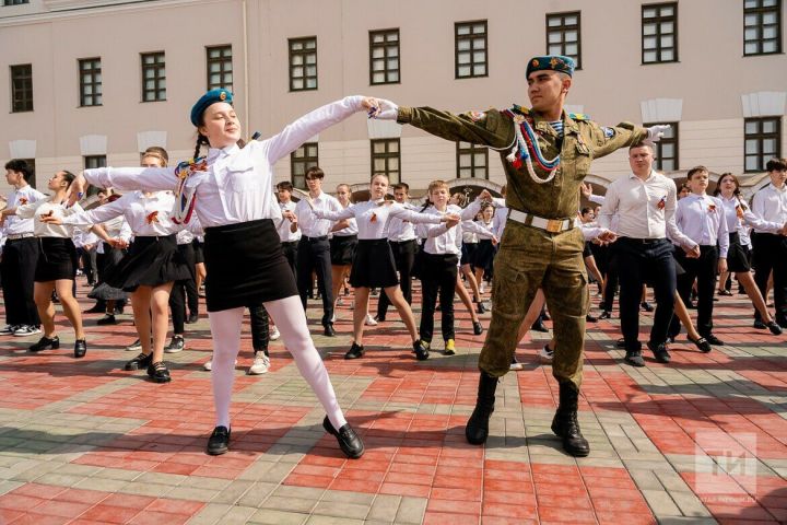 В Татарстане школьники станцевали «Вальс Победы» на территории Казанского Кремля