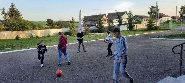 В Кильдееве для детей провели игры с мячом