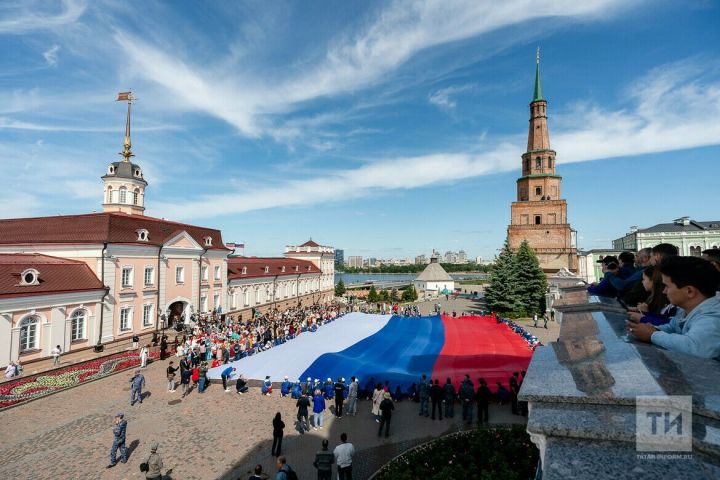 На площади Первого мая казанцы развернули самый большой в Татарстане флаг России