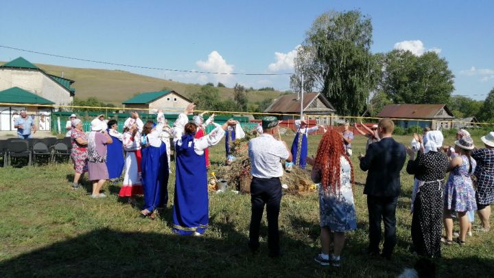 В Ямбулатове на день села водили хороводы