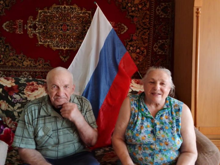 Соцработники района рассказали своим подопечным о Дне Государственного флага России
