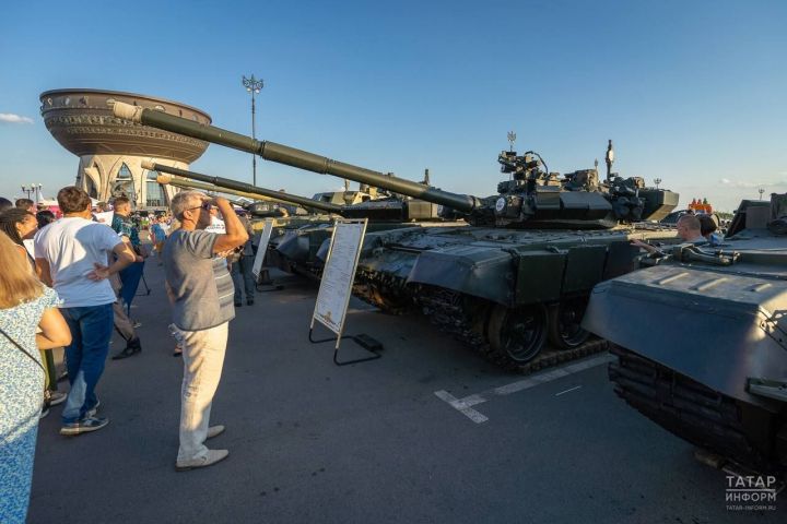 Мобильный комплекс отбора на службу по контракту развернули на празднике «Я выбираю небо»