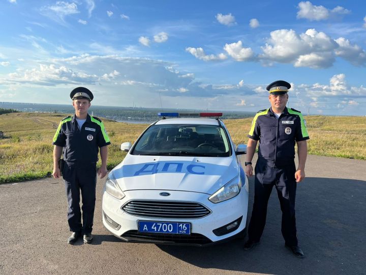 Автоинспекторы в Татарстане помогли автоледи устранить техническую неисправность