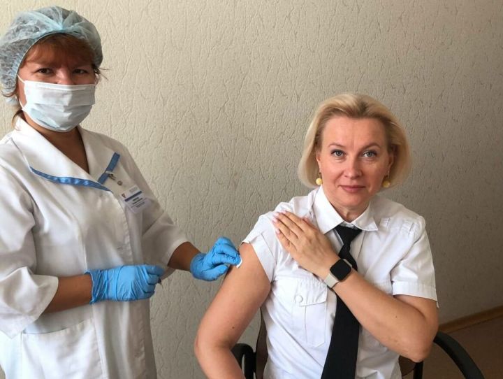 Главный санитарный врач Татарстана сделала прививку против гриппа