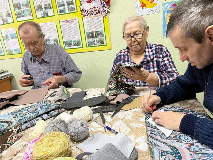 В Верхнеуслонском Доме-интернате подопечные мастерили тапочки