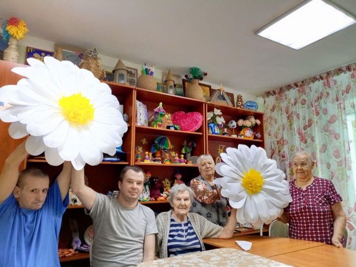 В Верхнеуслонском Доме-интернате прошел мастер-класс по изготовлению декораций