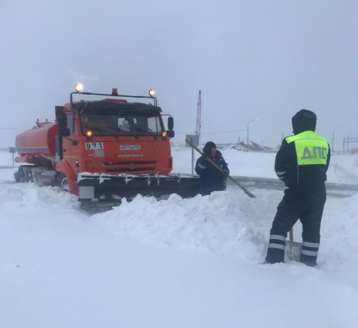 Автоинспекторы в Татарстане помогают вызволять дорожную технику из снежного плена