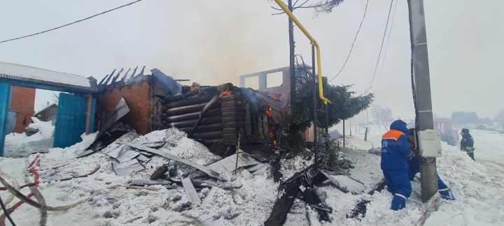 В Шеланге огнём уничтожен дом, досталось и соседскому сараю