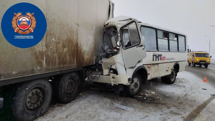 В Татарстане на трассе автобус с 10 пассажирами столкнулся с большегрузом