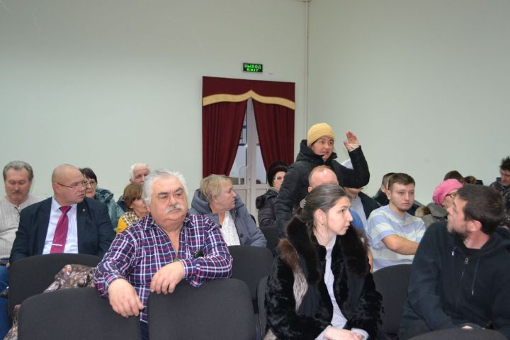 На сходе в Шеланге было «жарко» от вопросов, которые поднимали жители