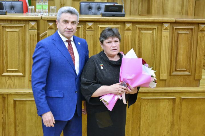 Педагог Тат.Бурнашевской школы Ирина Дадыкина получила ведомственную награду